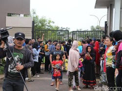 Warga Sekitar Rumah Duka Jupe Berbondong-bondong Datang Melayat