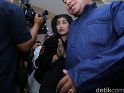 Tangisan Ayu Ting Ting di Samping Jenazah Jupe