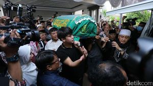 Para Rekan Artis yang Ikut Melayat Jupe