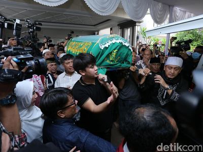 Para Rekan Artis yang Ikut Melayat Jupe