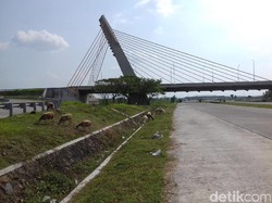 Jalan Tol Solo-Ngawi Belum Steril dari Kambing dan Jemuran Gabah