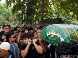 Luna Maya dan Zaskia Gotik Bantu Mandikan Jenazah Jupe