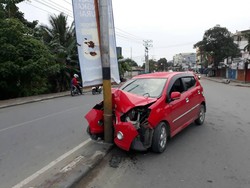Diduga Mabuk, Pengemudi Mobil Tabrak Tiang Listrik di Abepura