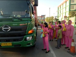 Saat Ibu-ibu Bhayangkari Berbagi Takjil ke Sopir Truk di Priok