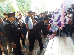 Isak Tangis dan Tembakan Salvo Iringi Pemakaman Aiptu Fransisco