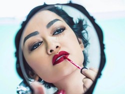 Julia Perez dan Lipstik Merah