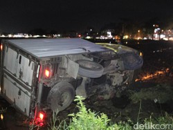 Mobil Boks Pengangkut Tepung Beras Nyebur ke Sawah di Garut