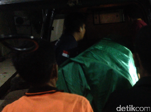 Isak Tangis Keluarga Iringi Jenazah Davidson Dibawa ke Rumah Duka