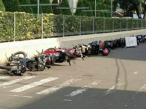 Parkir Sembarangan, Motor-Motor Ditidurin di Jalanan