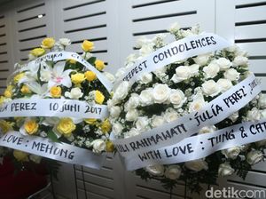 Karangan Bunga dan Tangisan untuk Jupe