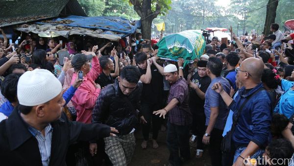 Warga Padati Pemakaman Jupe