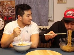 Viral! Video Bule Jatuh Cinta pada Mie Instan Indonesia Usai Mencicipnya