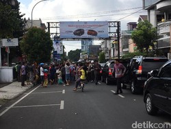 Keluar dari Hotel, Jokowi Langsung Diserbu Warga Tasikmalaya