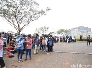 Warga Padati TPU, Keluarga Kesulitan Bawa Jenazah Jupe