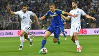 Edin Dzeko sedeng tampil on fire dengan AS Roma. Tapi, ketajamannya tak mampu membawa Bosnia lolos ke Piala Dunia 2018 dengan finis di posisi ketiga Grup H. (Foto: Elvis Barukcic/AFP)