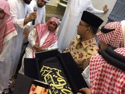 Di Mekah, Anies Baswedan Diberi Kiswah dari Area Multazam