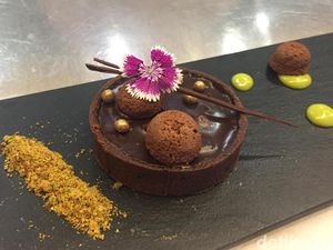 Tartlet Cokelat Kurma yang Istimewa dengan  Saus Pistachio