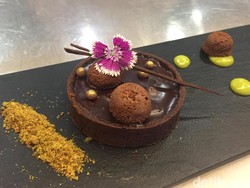 Tartlet Cokelat Kurma yang Istimewa dengan  Saus Pistachio