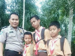 Kisah Foto Viral Polisi dan Bocah Bersepatu Koyak di Kalsel