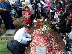 Makam Jupe yang Tak Pernah Sepi, Masih Soal Kepergian Suami Ririn Ekawati