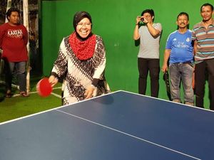 Main Tenis Meja di Dolly, Risma Ditodong Kaus Bonek