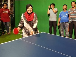 Main Tenis Meja di Dolly, Risma Ditodong Kaus Bonek