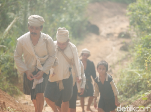 Saat Orang Baduy Penasaran soal Miryam e-KTP Saat Orang Baduy Penasaran soal Miryam e-KTP
