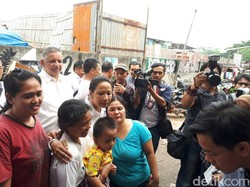 Rini dan Bos BUMN Cek Lokasi Penyaluran Bingkisan Ramadan