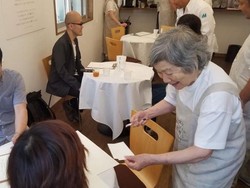 Lansia Pengidap Demensia Jadi Pramusaji di Restaurant of Order Mistakes Ini