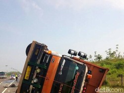 Dua Orang Tewas dalam Kecelakaan Bus dan Truk di Tol Cipali