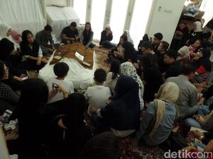 Tangisan Keluarga Tumpah Saat Jenazah Suami Ririn Ekawati Disalatkan