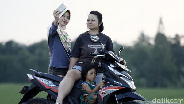 Proyek Tol Pejagan-Pemalang Jadi Lokasi Ngabuburit