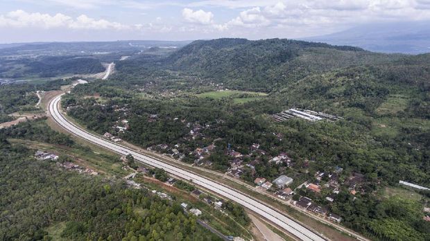 PERSIAPAN JALAN TOL JAWA JELANG LEBARAN Suasana Tol Bawen-Salatiga terlihat dari Tuntang, Semarang, Jawa Tengah, Minggu (28/5). PT Trans Marga Jawa Tengah memastikan Jalan Tol Bawen-Salatiga akan segera rampung dan siap dilalui pada arus mudik Lebaran 2017. ANTARA FOTO/Hafidz Mubarak A/aww/17.