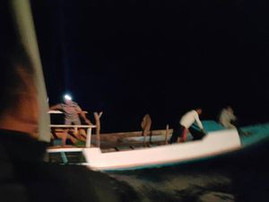 Kemudi Patah, 6 Nelayan di Maumere Nyaris Tenggelam Kemudi Patah, 6 Nelayan di Maumere Nyaris Tenggelam
