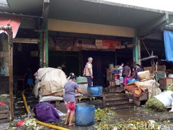Pendinginan Masih Berlangsung, Pedagang di Kramat Jati Tetap Jualan