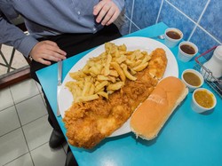 Restoran Ini Punya Tantangan Makan Fish and Chips dengan Ikan Hampir 1 Kg!