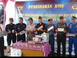 Bea Cukai Teluk Nibung Musnahkan Ribuan Pakaian Bekas