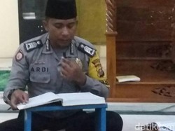 Selama Ramadan, Polisi Riau ini Luangkan Waktu Jadi Guru Ngaji