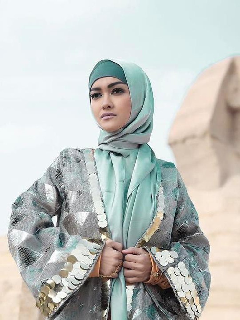 Foto Mengenang Jupe Tampil Cantik Memakai Jilbab Foto Mengenang Jupe Tampil Cantik Memakai Jilbab