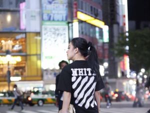 Tren Boots Denim Selebriti, Dipakai Syahrini Sampai Kim Kardashian