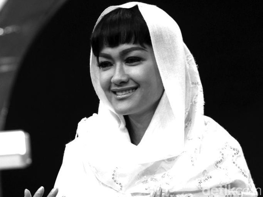 Julia Perez dan Terapi Gelombang Listrik Warsito Julia Perez dan Terapi Gelombang Listrik Warsito