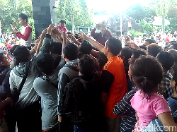 Penukaran Uang Baru di Blitar Diwarnai Kericuhan