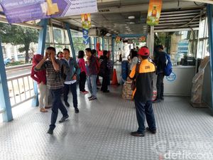 Halte TransJ Dukuh Atas 1 Ditutup, Calon Penumpang Kecewa