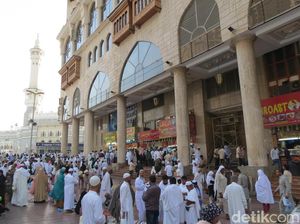 Sarapan Depan Masjidil Haram, Alhamdulillah Barokah! Sarapan Depan Masjidil Haram, Alhamdulillah Barokah!