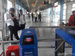 Ditutup karena Benda Mencurigakan, Halte TransJ Kuningan Dibuka Lagi