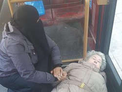 Aksi Wanita Bercadar Tolong Nenek-nenek di Bus London Jadi Viral