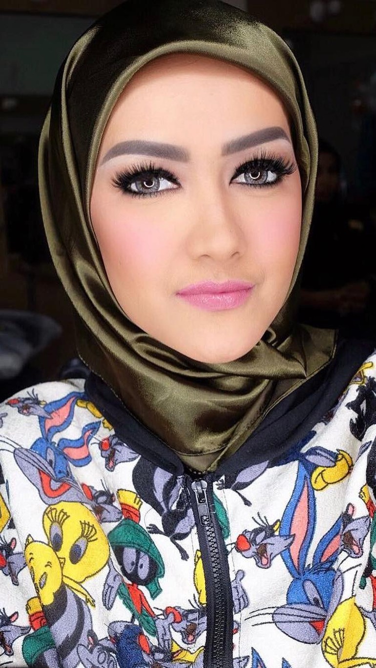 Foto Mengenang Jupe Tampil Cantik Memakai Jilbab