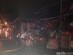 Sudah 3 Jam, Kobaran Api di Pasar Kramat Jati Mulai Meredup