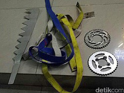 Razia Preman di Semarang, 7 Orang dan Alat Tawuran Diamankan