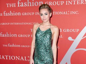 Miley Cyrus Nyanyikan The Climb, Penggemar Heboh